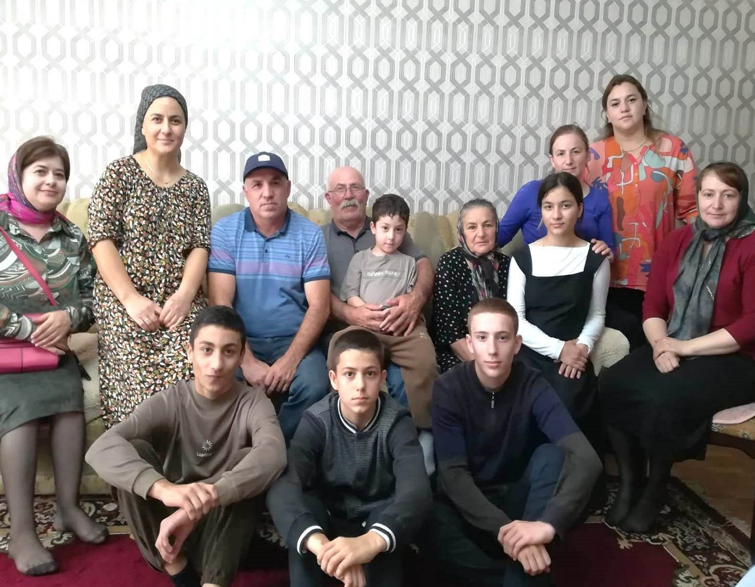 Специалисты Центра соцобслуживания населения Дахадаевского района в рамках мероприятий Года семьи посетили семью участника СВО